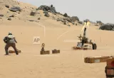 Des soldats saoudiens tirent de l'artillerie en direction de la frontière avec le Yémen à Najran, en Arabie saoudite, mardi 21 avril 2015