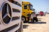 Autisti in attesa tra i camion bloccati davanti al valico di Rafah, sul lato egiziano. 