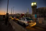 Pour les Palestiniens possédant une carte d'identité israélienne ainsi qu'un véhicule immatriculé en Israël, il est possible de traverser les checkpoints sans descendre du véhicule. Mais l'attente est parfois longue, et les embouteillages aux abords de Qalandia monstres. Tous les documents des passagers sont inspectés patiemment par les soldats israéliens. « C'est un lieu très dangereux. Si des piétons s'approchent du point de passage des véhicules, les soldats ouvrent systématiquement le feu, effrayés par des attaques suicides », avertissent les activistes de Machsom Watch.