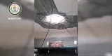 فجوات في سقف المدرسة جرّاء القصف.