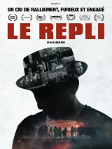 L'image représente une affiche de film intitulée "LE REPLI". Elle présente une silhouette d'une personne portant un chapeau, dont l'intérieur est rempli d'images variées, évoquant des scenes historiques et des manifestations. Le texte mentionne que c'est un "cri de rassemblement, furieux et engagé", suggérant que le film aborde des thèmes sociaux ou politiques importants. Des logos de festivals de cinéma sont également visibles, indiquant que le film a été reconnu ou primé. L'ensemble crée une atmosphère de réflexion et d'engagement.