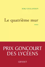 Cette image présente la couverture d'un livre intitulé "Le quatrième mur", écrit par Sorj Chalandon. La couverture est composée de deux couleurs : un fond jaune clair en haut avec le titre du livre en lettres noires, et un bas rouge où est inscrit "PRIX GONCOURT DES LYCÉENS" en lettres blanches. Le nom de l'éditeur, "GRASSET", figure également en bas sur la couverture.