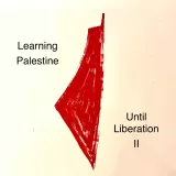 L'immagine presenta una sagoma stilizzata della Palestina, rappresentata in rosso su uno sfondo chiaro. A sinistra, è presente il testo "Learning Palestine" e a destra "Until Liberation II". La combinazione di colori e le frasi suggeriscono un messaggio di apprendimento e aspirazione alla liberazione, riflettendo tematiche di identità culturale e storia della regione.