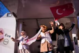 في إسطنبول أصبحت مفترقات الطرق والأرصفة البحرية مسرحاً للتيارين المتعارضين نعم/ كلا. فالخيام تتواجه، في أجواء من المرح الظاهر. في حي إيمينونو عدد من المناضلات يوزعن المنشورات أمام خيمة تابعة لحزب العدالة والتنمية. يمثل نفوذهن عاملاً حيوياً. فالنساء يمثلن أكثر من 55 بالمائة من ناخبي حزب العدالة والتنمية.