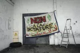 Dans son atelier de « plein air » (zone industrielle du nord parisien), l'une des 104 banderoles conçues et peintes par Karim Drici