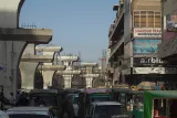 Sur la Railway Road, quartier de Shoba, tronçon du futur « metro-bus », une voie surélevée réservée aux autobus.