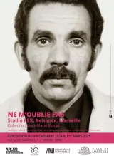 L'image semble promouvoir une exposition de photographie titrée "NE M'OUBLIE PAS", qui se tiendra à l'Alcazar à Marseille. Elle présente une photographie en noir et blanc d'un homme avec un regard intense, mettant en avant des détails expressifs de son visage. Le texte mentionne des informations concernant l'exposition, précisant les dates, du 9 novembre 2024 au 1er mars 2025, ainsi que le lieu de l'événement. La collaboration avec la fondation Antonin et la collection Jean-Marie Donat est également indiquée. 