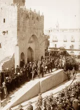Lecture de la proclamation du général Allenby aux habitants de la ville, sur les marches de la tour de David.