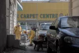 Petit entretien de voirie « à la brouette » dans le centre-ville de Doha