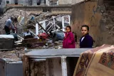Petites filles dans les décombres 