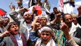 Sostenitori della milizia Houthi marciano in rally di fronte all'università di Sana'a - Sana'a Yemen, settembre 2014