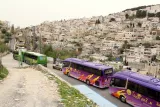 Autobus touristiques au pied du quartier de Silwan