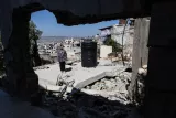 Marwa posa sulle macerie della sua casa distrutta. Jenin, Maggio 2024. 