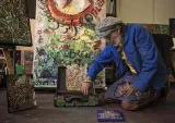 Moho Sahraoui dans son atelier en banlieue parisienne