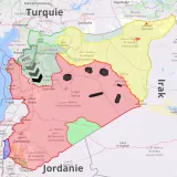 L'image représente une carte de la région du Moyen-Orient, en mettant en évidence la Syrie, la Turquie, l'Irak et la Jordanie. Les zones sont colorées pour indiquer différentes affiliations territoriales ou conflits, avec des frontières et des villes notées. On peut également voir des symboles ou des marques qui pourraient représenter des forces ou des mouvements militaires dans la région. Les légendes en anglais et en français indiquent les pays voisins. L'utilisation de couleurs différentes aide à visualiser les zones de contrôle.