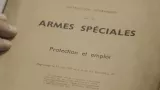 L'image montre un document intitulé "Instruction interarmées sur les armes spéciales". Le texte est en gros caractères, avec un sous-titre indiquant "Protection et emploi". En bas, on voit des mentions officielles et une date d'approbation.