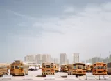 Vieux bus scolaires servant à acheminer les ouvriers sur le chantier de l'île artificielle The Pearl, en construction depuis 2007