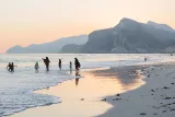 Touristes originaires de la péninsule Arabique sur la plage de Mughsayl, ville côtière du sud.