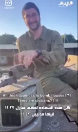 Un soldat israélien, tout sourire, prépare ses munitions pour bombarder des habitations et des civils palestiniens à Gaza. 