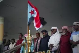 من الشمال إلى اليمين: محمد الدقسمي، رأفت التقلي -رئيس المجلس الانتقالي الجنوبي بسقطرى-، علي عمر كفين -رئيس الأمن بالمجلس الانتقالي في سقطرى-، مبارك علي.