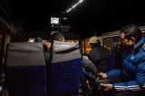 Au petit matin, des travailleurs palestiniens ont pris place à l'intérieur d'un « service ». Le temps presse. Les premiers travailleurs, soucieux d'éviter les files d'attente, arrivent sur le site dès quatre heures du matin. « C'est une situation très difficile, psychologiquement et physiquement, pour nous. Pour embaucher à huit ou neuf heures du matin, nous devons nous lever tous les jours à quatre heures du matin, alors que nous ne vivons qu'à une dizaine de kilomètres de notre lieu de travail », commente Khaled M..