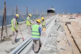 Travailleurs étrangers dans le port de Duqm