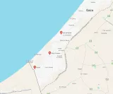 L'image montre une carte de la région de Gaza, avec des localités marquées. On peut y voir des noms de villes et de villages comme Deir al-Balah, Khan Younis et Rafah, situés le long de la côte méditerranéenne. Les routes principales et les chemins sont également visibles, indiquant la topographie de la zone. Cette carte présente un aspect géographique, utile pour comprendre la disposition des lieux dans cette région.