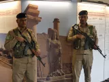 Deux policiers montent la garde devant l'exposition temporaire du musée de Mossoul en juin dernier, en partenariat avec le Louvre. Sur le panneau de gauche, il est écrit l'histoire de la fin de l'occupation et sur celui de droite l'histoire des sites légendaires de Mésopotamie. Le musée a été pillé, la salle assyrienne dynamitée mais il devrait rouvrir avec des collections conservées, restaurées et avec les dernières trouvailles archéologiques sur cette terre des premières civilisations