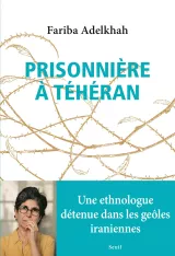 L'image présente la couverture d'un livre intitulé "Prisonnière à Téhéran" par Fariba Adelkah. Le fond est de couleur claire, et le titre est écrit en caractères en gros, avec "Prisonnière" en bleu, suivi de "à Téhéran" dans une teinte différente. En dessous, il y a une description indiquant que l'autrice est une ethnologue détenue dans les geôles iraniennes. Le design inclut également des motifs de plantes ou de feuilles, ajoutant une touche visuelle à la présentation.
