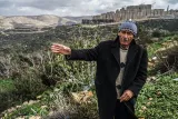 Hussam Abou Ahmed devant une parcelle de terre dont il était anciennement propriétaire