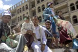 Famiglia Houthi si prepara per il sit-in di protesta anti-governativa di fronte all'università di Sana'a - Sana'a Yemen, settembre 2014.