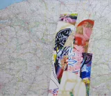 L'image présente une composition artistique qui mélange des éléments abstraits et figuratifs. En arrière-plan, on peut apercevoir une carte géographique, ce qui donne une impression de voyage ou de parcours. Au premier plan, des formes et des silhouettes colorées se superposent, représentant des visages ou des motifs stylisés. Les couleurs vives et les textures variées attirent l'œil, créant une dynamique visuelle intéressante. L'ensemble évoque une fusion entre la réalité géographique et les expressions artistiques.