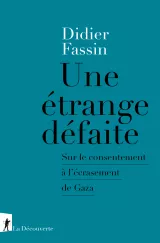 L'image présente la couverture d'un livre intitulé **"Une étrange défaite"** de Didier Fassin. Le titre est imprimé en grandes lettres noires, sur un fond turquoise. Juste en dessous, on trouve un sous-titre : **"Sur le consentement à l'écrasement de Gaza"**. Le nom de l'éditeur, **La Découverte**, est également inclu en bas à gauche.