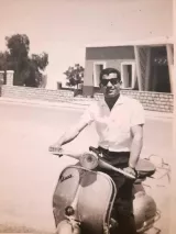 رشيد العلاقي شاب، على متن دراجته النارية.