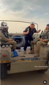 L'influenceur Shita Hakdosha mange une glace en compagnie de soldats israéliens en regardant les bombardements sur Khan Younès, dans la bande de Gaza.