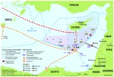 Cette image est une carte géographique de la région est de la mer Méditerranée, mettant en évidence différentes zones maritimes. Elle montre la zone économique exclusive (ZEE) de Chypre et d'autres pays riverains tels que la Turquie, la Grèce, l'Égypte, et Israël. Divers symboles représentent des installations gazières, des frontières maritimes disputées et des points d'intérêt, ainsi que des notes sur les sources de gaz en Méditerranée. Les lignes pointillées et les couleurs variées indiquent les différentes zones de revendication maritime. Le tout semble centrer le débat autour des ressources énergétiques en Méditerranée orientale.