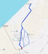 L'image montre une carte avec un itinéraire tracé en bleu. Elle indique un chemin reliant deux points : Al Mawasi et Rafah. L'itinéraire semble suivre des routes dans une zone urbaine, avec des annotations pour les lieux à proximité. En bas de la carte, il y a une estimation du temps de trajet, indiquant environ 1 heure et 37 minutes pour parcourir ce chemin. Les noms de certains lieux, comme des mosquées, sont également visibles sur la carte.