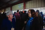 Chana Stein (à gauche) a 83 ans. Originaire d'Afrique du Sud, elle se mobilise depuis plusieurs années contre les injustices, et parcourt les checkpoints avec sa camarade Ronit Dahan-Ramati. Une fois par semaine, les deux femmes se rendent à Qalandia dès 5 h du matin afin de témoigner des difficultés des travailleurs palestiniens. Elles franchissent le même checkpoint pour retourner à Jérusalem, une fois que tous les Palestiniens ont pu passer, généralement entre 8 et 9 h.