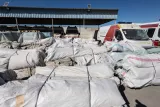 Aiuti umanitari ammassati al valico di Rafah, rigettati da Israele. 