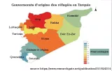 L'image présente une carte de la Syrie, mettant en évidence les gouvernorats d'origine des réfugiés en Turquie. Les différentes régions sont colorées de manière distincte, chacune représentant un gouvernorat spécifique, comme Alep, Idlib, Homs, et d'autres. Les zones sont étiquetées et une échelle de pourcentages est incluse pour indiquer la distribution des réfugiés. Cela montre visuellement les régions de Syrie d'où proviennent les réfugiés en Turquie.