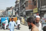 Des passants longent la place Chowk Yadgar, vestige de l'empire britannique.