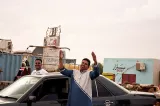 Jeunes travaillant sur des voitures dans le camp de Rabuni