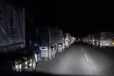 File di camion di aiuti umanitari in coda sulla strada tra Al Arish e Rafah. 