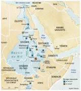 Cette image est une carte géographique qui représente la région du Bassin du Nil et ses pays environnants. On y voit les pays comme l'Égypte, le Soudan, l'Érythrée, le Soudan du Sud, Djibouti, l'Éthiopie, la Jordanie, et l'Arabie Saoudite. La carte met en évidence le fleuve Nil ainsi que ses affluents, et indique plusieurs barrages importants, certains étant en service et d'autres en projet. Les différentes mers, comme la mer Méditerranée et la mer Rouge, sont également mentionnées. Des villes importantes, comme Le Caire et Khartoum, sont localisées sur la carte, ce qui donne un aperçu de la géographie et des infrastructures de cette région.