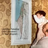 L'immagine mostra un bambino che osserva una mappa della Palestina appesa a una parete. Il bambino è in braccio a un adulto, entrambi concentrati sulla mappa che evidenzia dettagli geografici. Lo sfondo è decorato con un motivo di foglie. Accanto all'immagine è presente del testo che dice "Learning Palestine Until Liberation I 12 hour program," suggerendo un contesto educativo legato alla storia o alla geografia della Palestina.