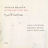 L'image présente une couverture d'album avec un design minimaliste. On y trouve le titre "After the Last Sky" et le nom de l'artiste Anouar Brahem, ainsi que les musiciens Anja Lechner, Django Bates et Dave Holland, tous inscrits en lettres simples sur un fond clair.