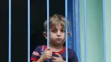 Un bambino palestinese si rifugia con la sua famiglia in una scuola affiliata alle Nazioni Unite a causa dei bombardamenti israeliani a Gaza City l'8 ottobre 2023
