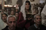  [fr] Des personnes en prière dans une église, une femme lit un livre, ambiance solennelle. [it] Persone che pregano in una chiesa, una donna che legge un libro, atmosfera solenne. 