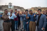 Des hommes montrent les traces d'encre sur leurs doigts, pour dire qu'ils viennent de voter lors du référendum du 25 septembre 2017.