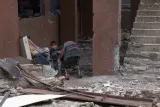 Bébé seul dans les ruines